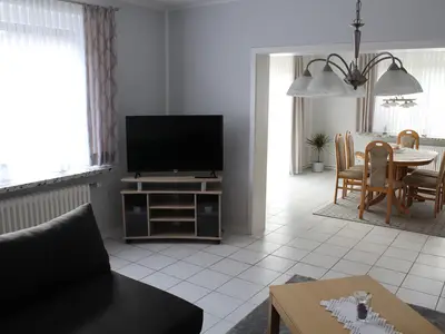 Wohn-und Essbereich mit TV