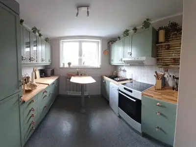 Küche mit Stehtisch