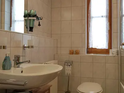 Badezimmer mit Badewanne/Dusche