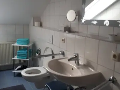 Hofblick mit Balkon - Badezimmer