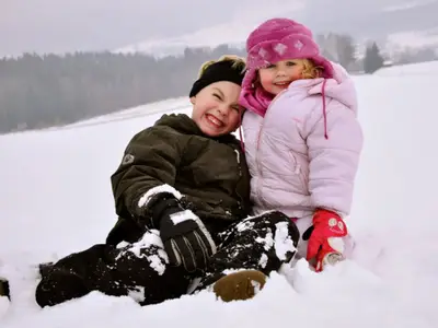 Kinder beim Schneetoben im Winter