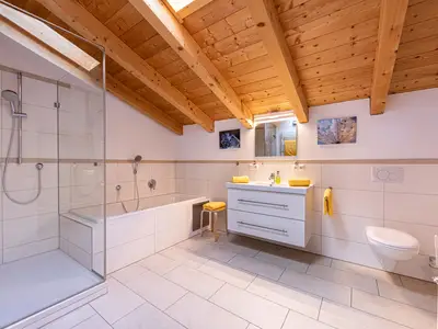 Bad mit Badewanne und Dusche Fewo Steinernes Meer