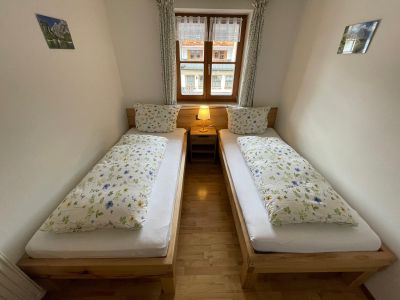 Schlafzimmer mit zwei Einzelbetten