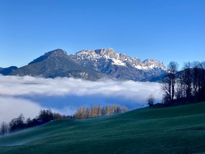 Nebel im Tal, Blick von der Kranvoglmühle auf den Untersberg