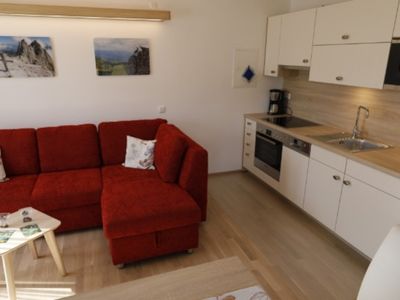 Wohnzimmer mit Küchenzeile, hochwertige Bosch-Markengeräte, Induktionskochfelder