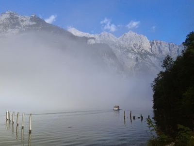 Fahrt am frühen Morgen über den Königssee