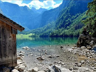 Der Obersee mit seinen magischen Spiegelungen liegt direkt hinter dem Königssee