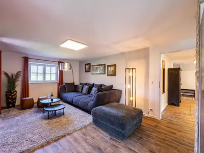 Wohnbereich mit großer Couch Fewo Drachleck