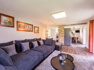 Wohnzimmer mit großer Couch Fewo Drachleck