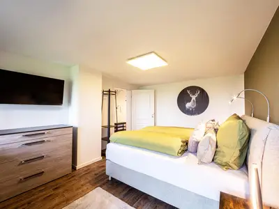 Schlafzimmer mit Doppelbett und TV Fewo Drachleck