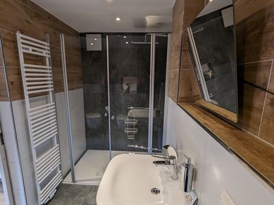 Badezimmer mit verstellbarem Spiegel