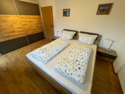 Schlafzimmer mit Doppelbett