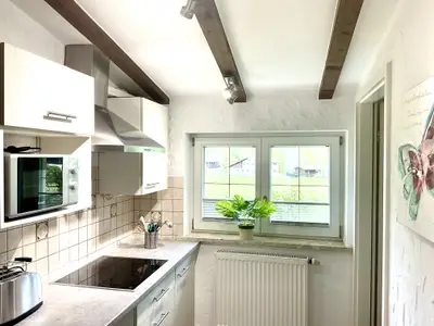 Einbauküche mit Geschirrspüler und Essbereich