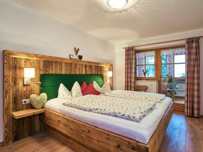 neues Schlafzimmer im Altholz-Design und Betten in Komforthöhe