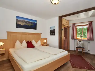 Schlafzimmer 1 mit Infrarotkabine und Bad