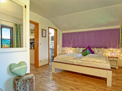 Schlafzimmer mit Betten in Komforthöhe