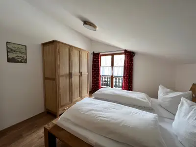 Das Schlafzimmer 3 mit Doppelbett und Zugang zum Balkon