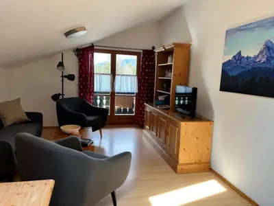 Das Wohnzimmer mit Zugang zum Balkon