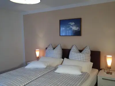 Schlafzimmer mit Boxspringbett Angelas Fewo