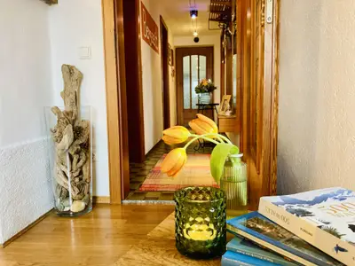 Blick vom Wohnraum in den Flur