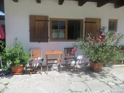Sitzplatz vor dem Haus
