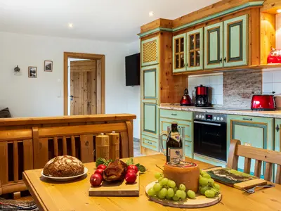 Küchenzeile mit Essbereich