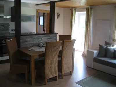 Essbereich mit Sofa im Wohnraum