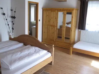 Schlafzimmer mit Zustellbett