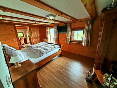 Uriges Schlafzimmer mit TV