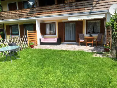 Überdachte Terrasse und Garten