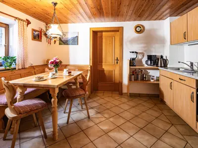 Gemütliche Stube mit Küchenzeile