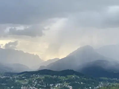 Wetterbeobachtung von der Kranvoglmühle, Regenfront im Tal