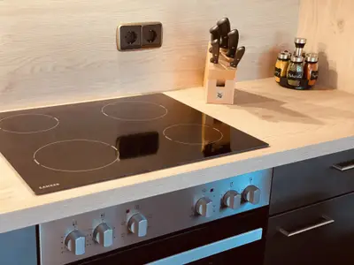 Kochbereich mit Backofen und Mikrowelle