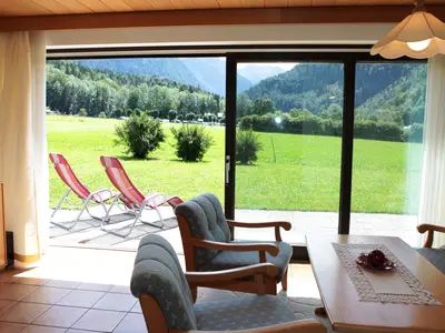 Wohnzimmer mit großen Panoramafenstern