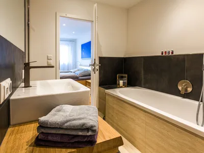 Bad mit Badewanne und Dusche design fewo