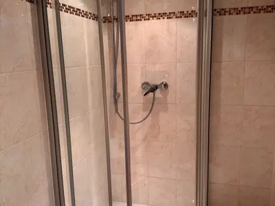 Dusche im Badezimmer