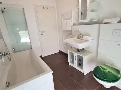 Bad mit Badewanne Fewo An der Ache Nr. 2