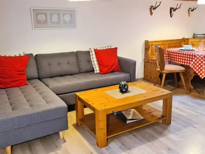 Wohnbereich mit gemütlicher Couch Fewo Fagstein