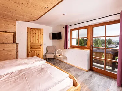 Schlafzimmer mit Doppelbett und TV Fewo Gotzenalm