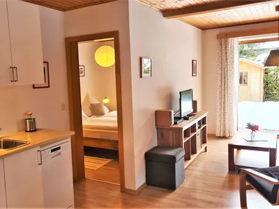Wohnküche mit Blick ins Schlafzimmer Fewo Grünstein Sonnenschein