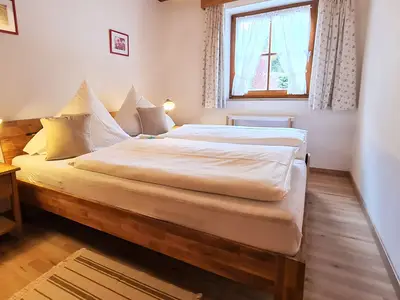 Schlafzimmer mit Doppelbett Fewo Grünstein Sonnenschein