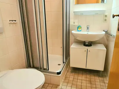 Bad mit Dusche WC Fewo Grünstein Sonnenschein