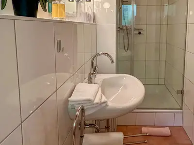 Bad mit Regenwald-Kombi-Dusche