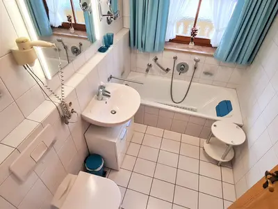 Badezimmer mit Badewanne Fewo Hochkalter