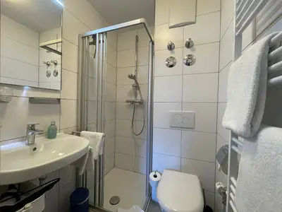 Modernes Duschbad