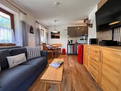 Wohnzimmer mit Essplatz und Küchenzeile