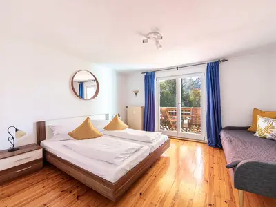 Schlafzimmer mit Doppelbett und Schlafsofa Fewo Jenner Villa Marga