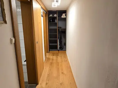 Flur aus Richtung Wohnzimmer, links Badezimmer, geradeaus Schrank und Küche