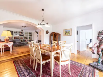 Geräumiger Wohn- und Essbereich Fewo Kehlstein Villa Marga