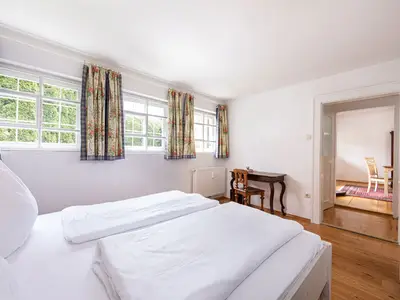 Schlafzimmer mit Doppelbett Fewo Kehlstein Villa Marga